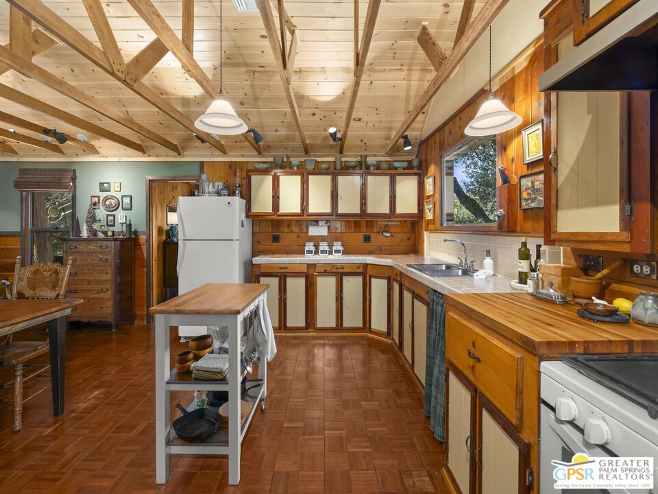 53241 Middle Ridge Dr