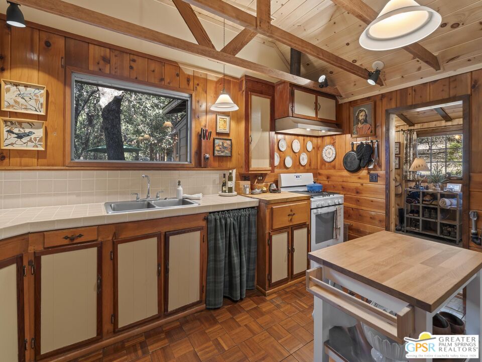 53241 Middle Ridge Dr