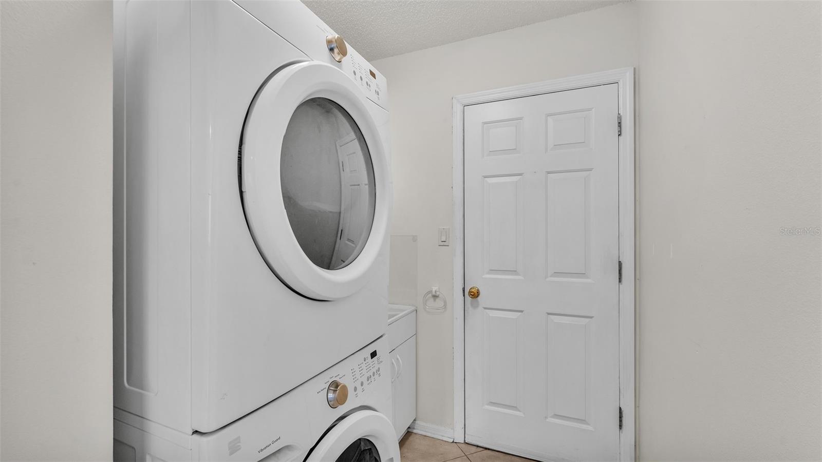 4064 RIVER CREST CIR