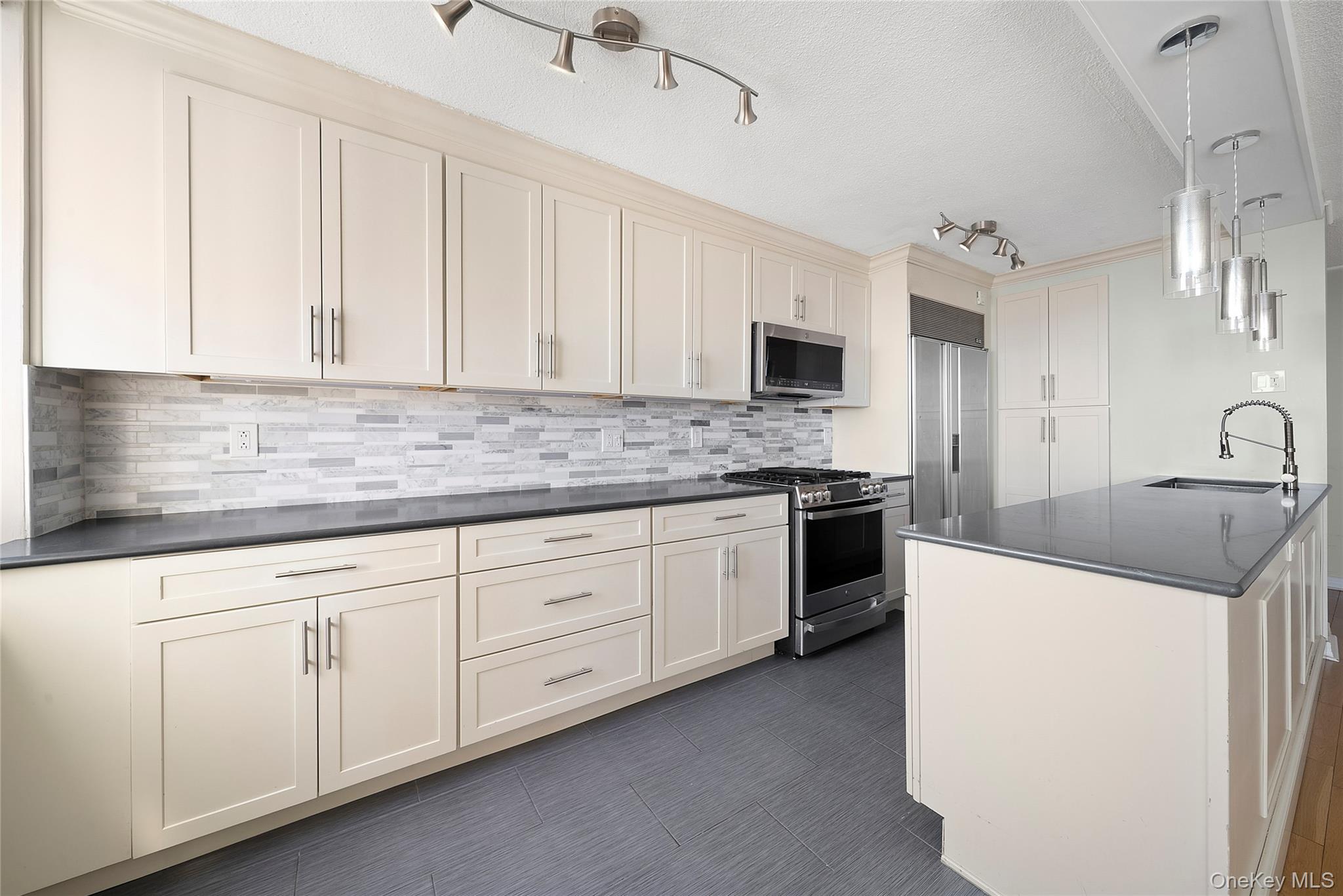 11817 Union Turnpike Unit: 21K