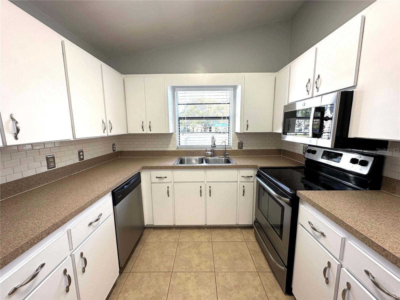 6311 HIGHLAND GARDENS CT