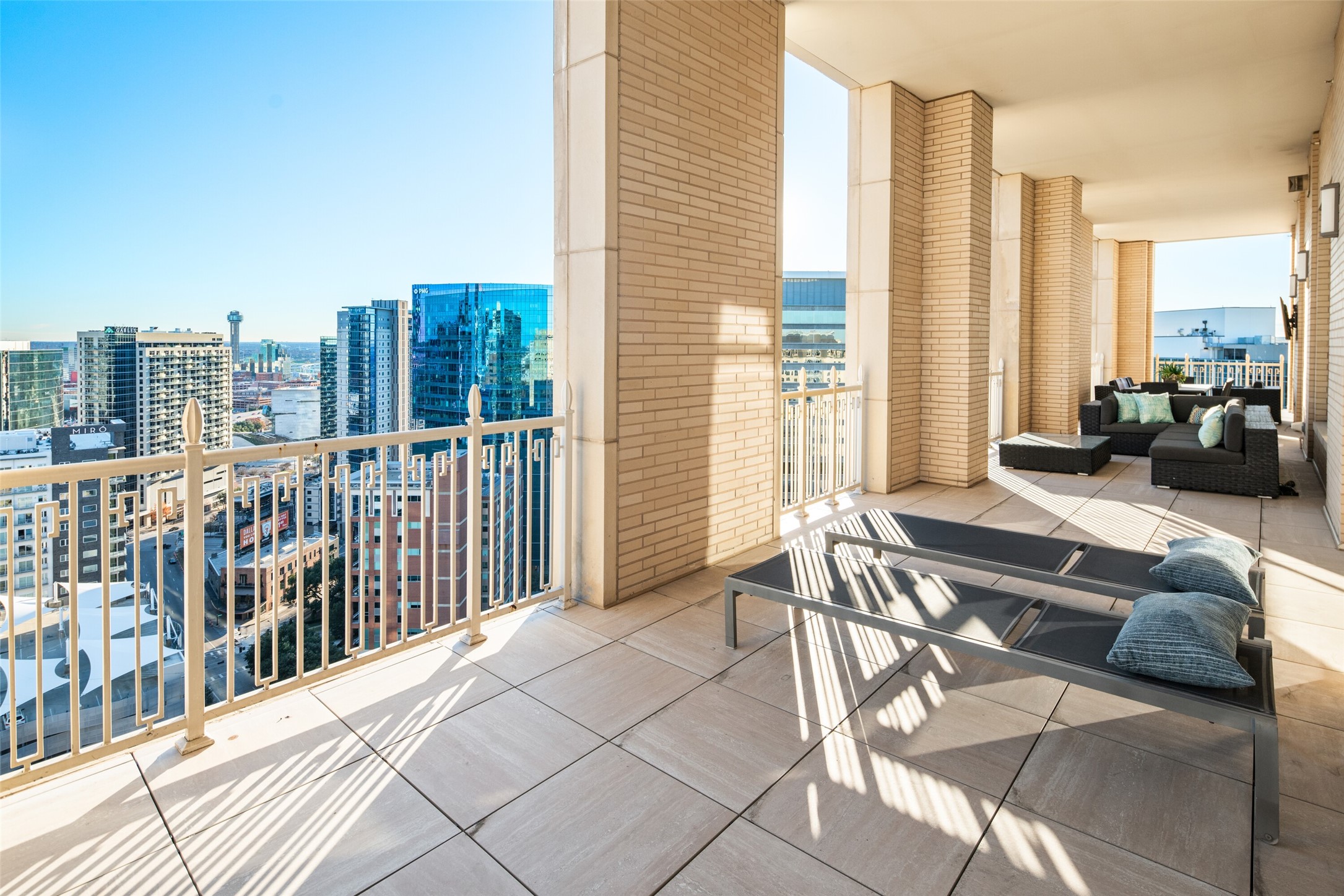 2555 N Pearl Street 2101