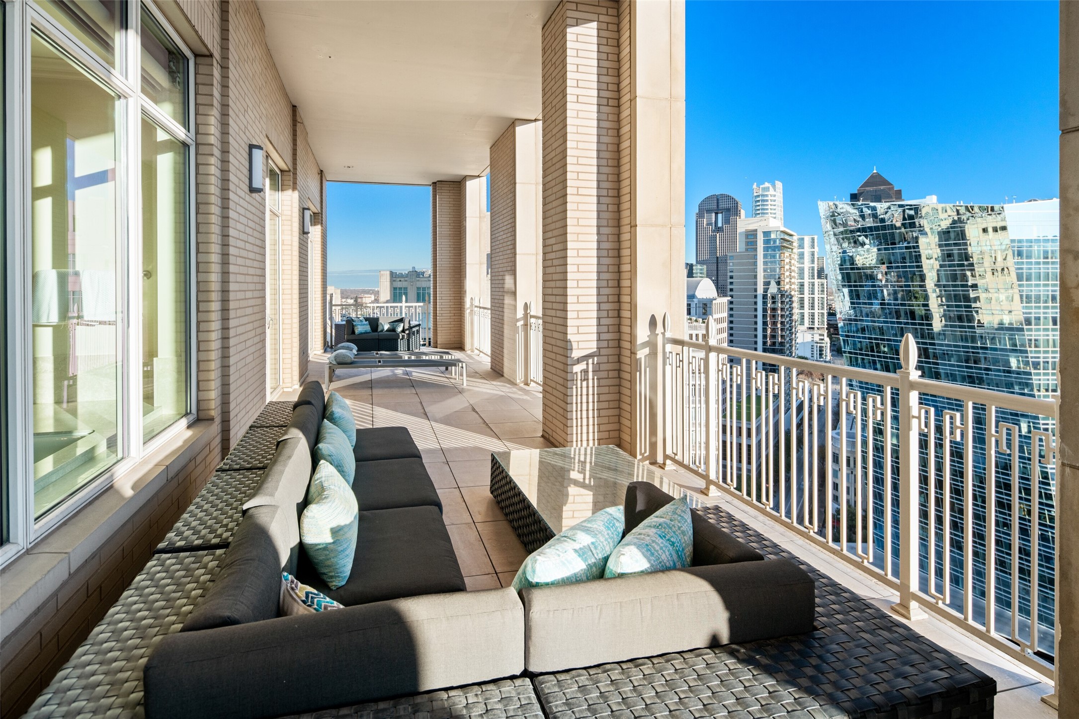 2555 N Pearl Street 2101