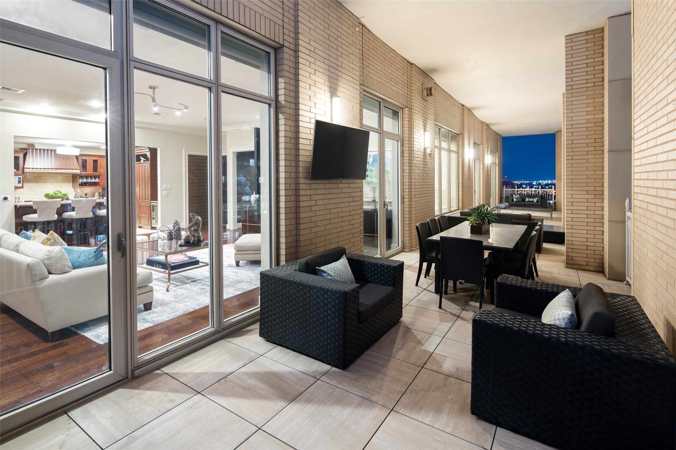 2555 N Pearl Street 2101