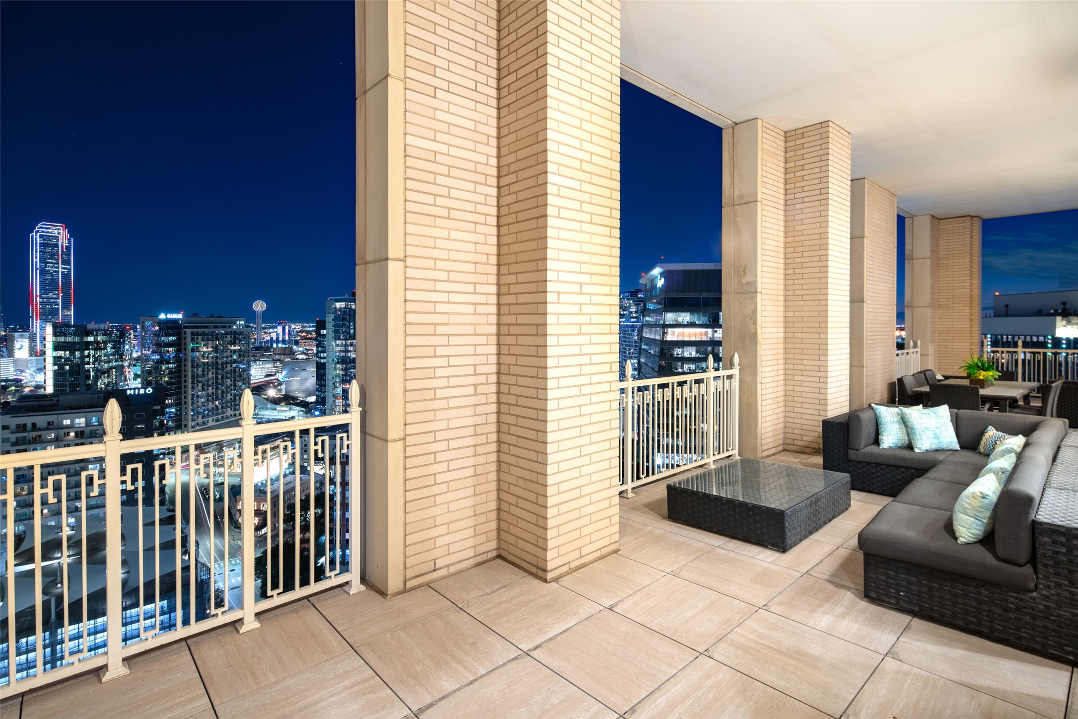 2555 N Pearl Street 2101