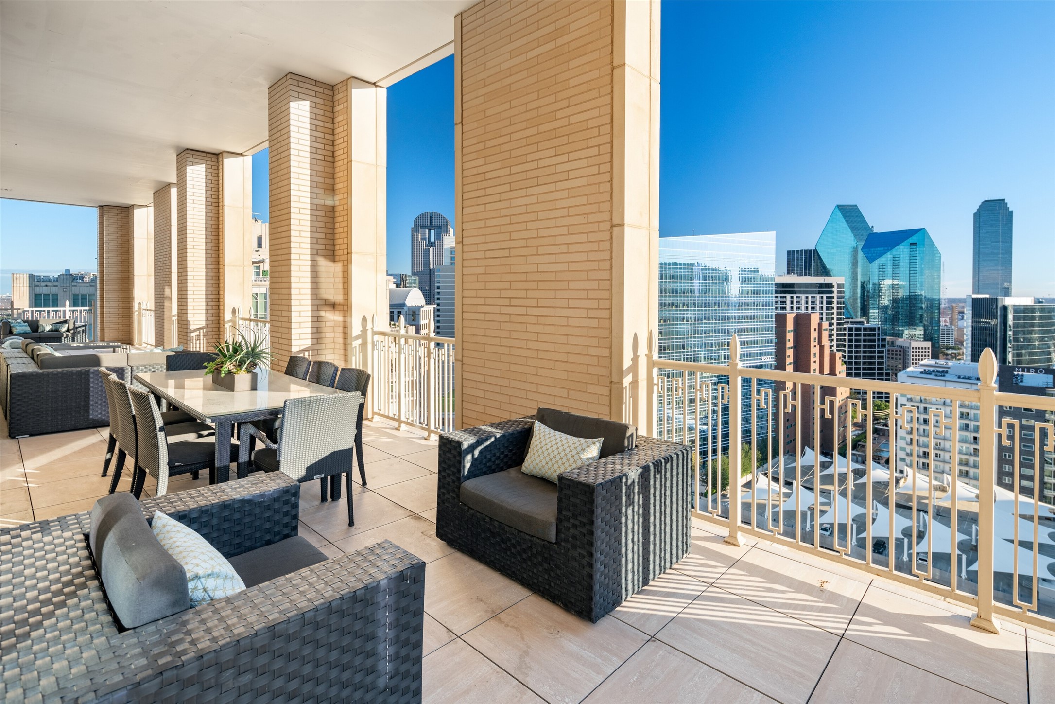 2555 N Pearl Street 2101