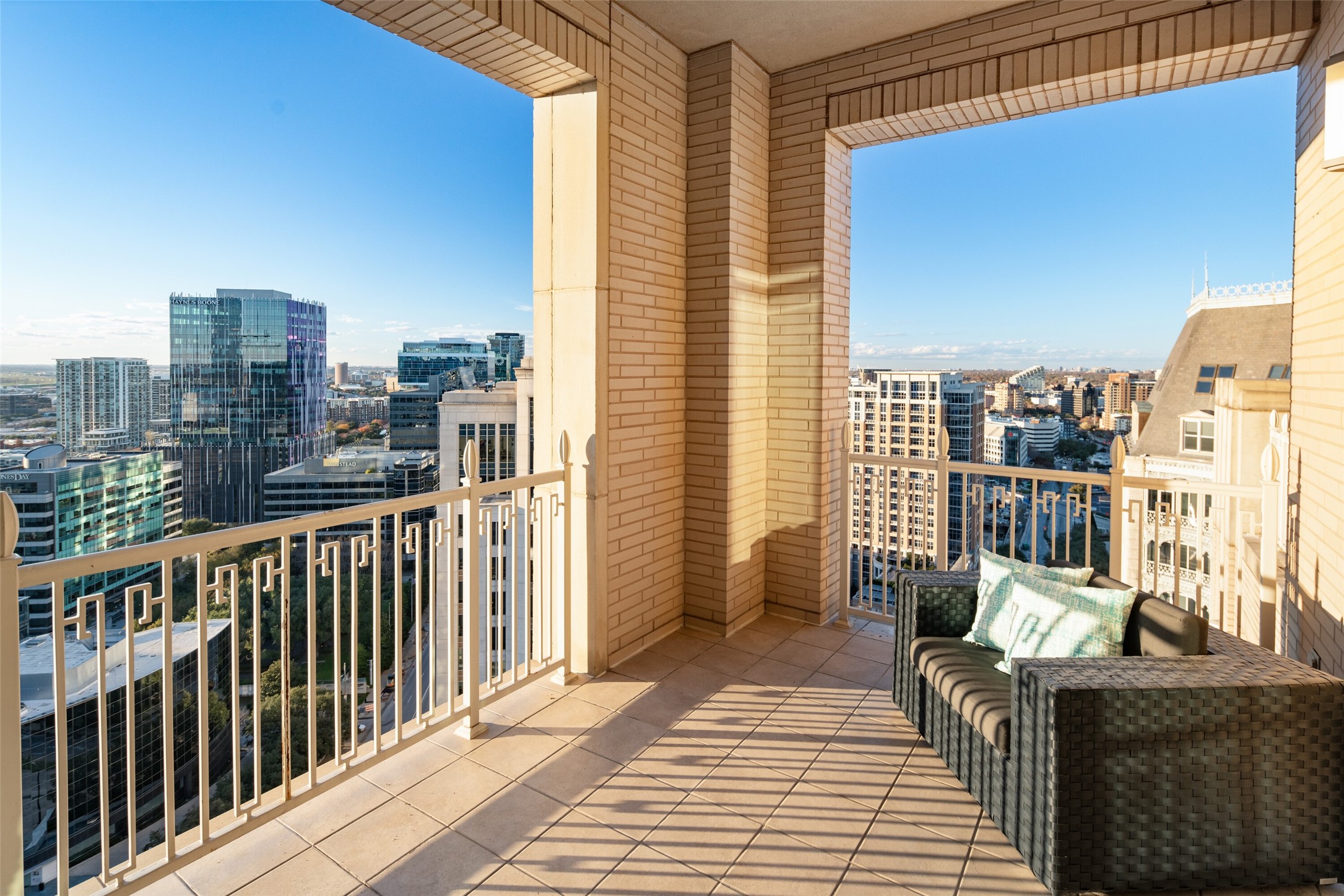 2555 N Pearl Street 2101