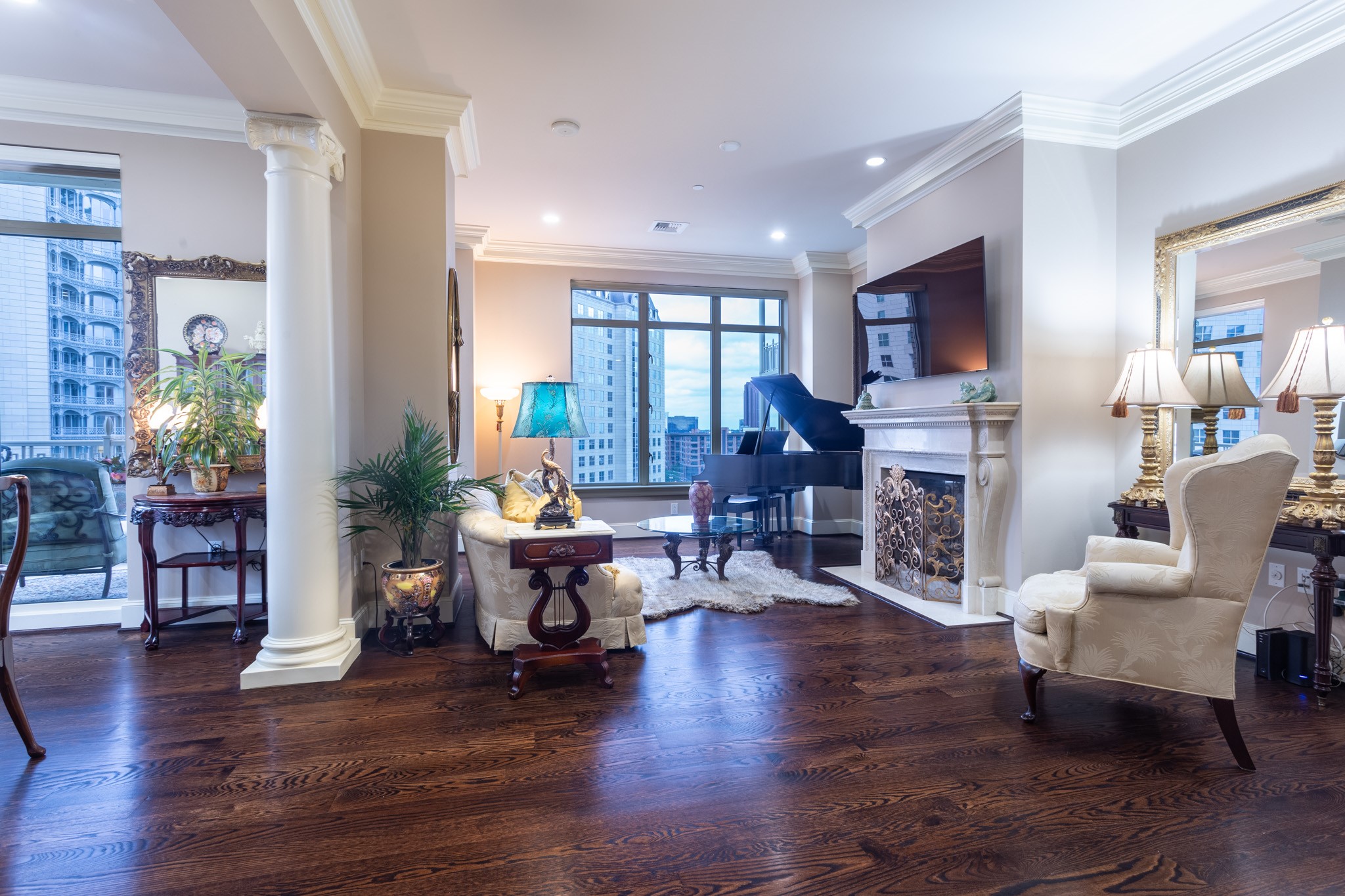 2525 N PEARL 1006