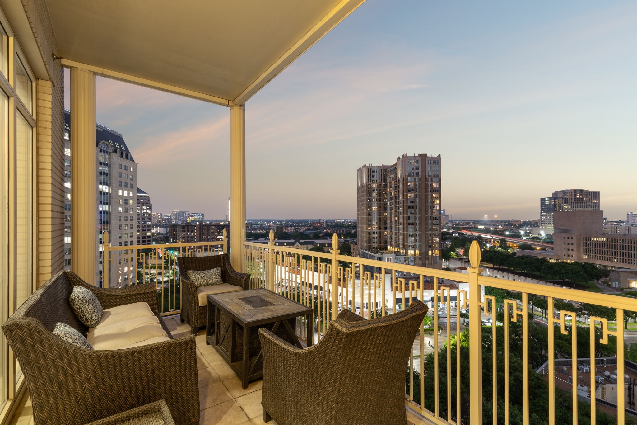 2525 N Pearl Street 1101