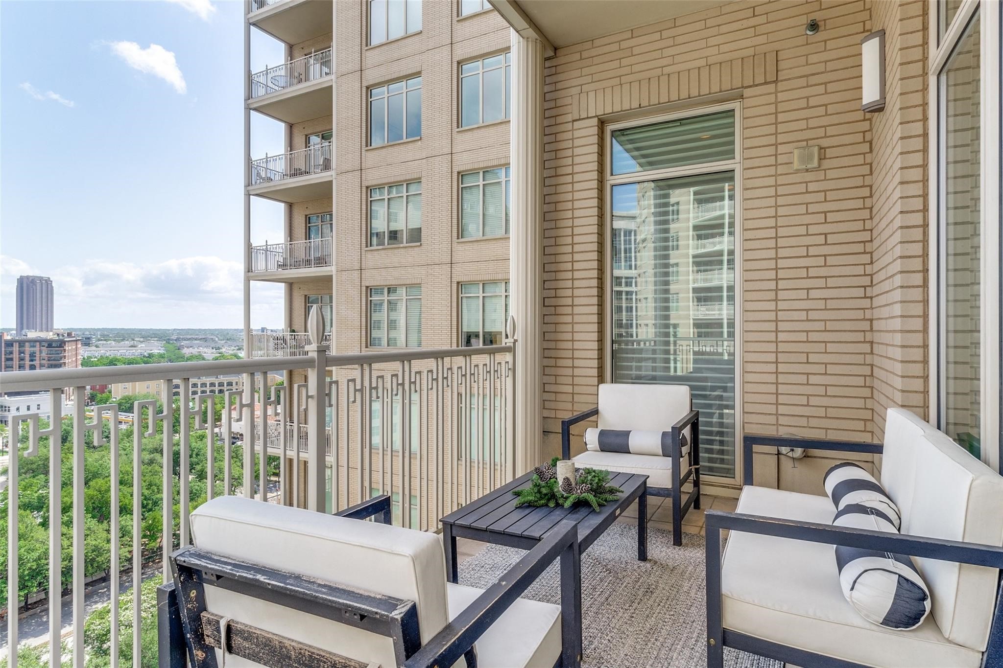 2525 N PEARL Street 1106