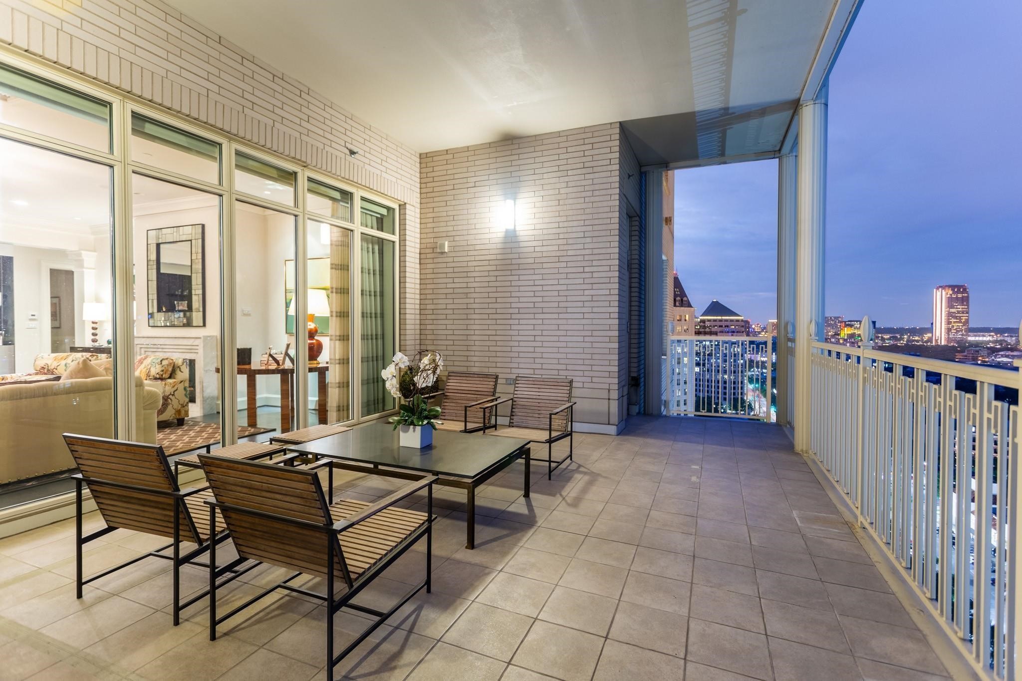 2525 N PEARL Street 1702