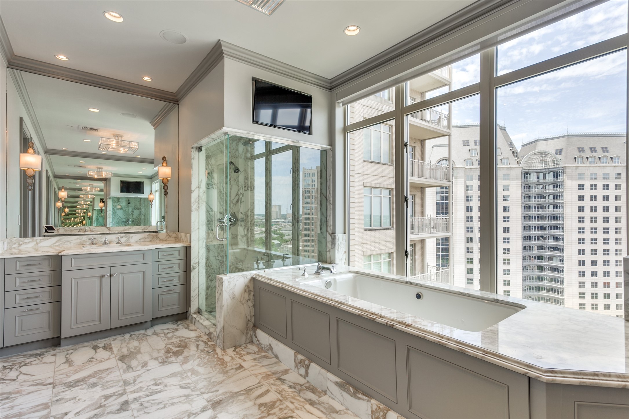 2525 N Pearl Street 1402