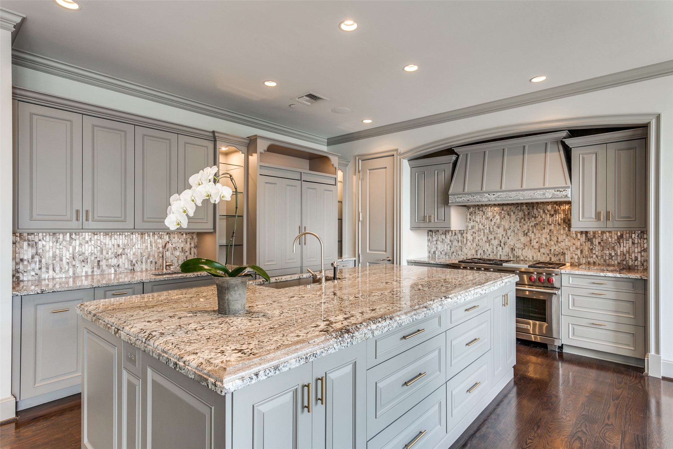 2525 N Pearl Street 1402