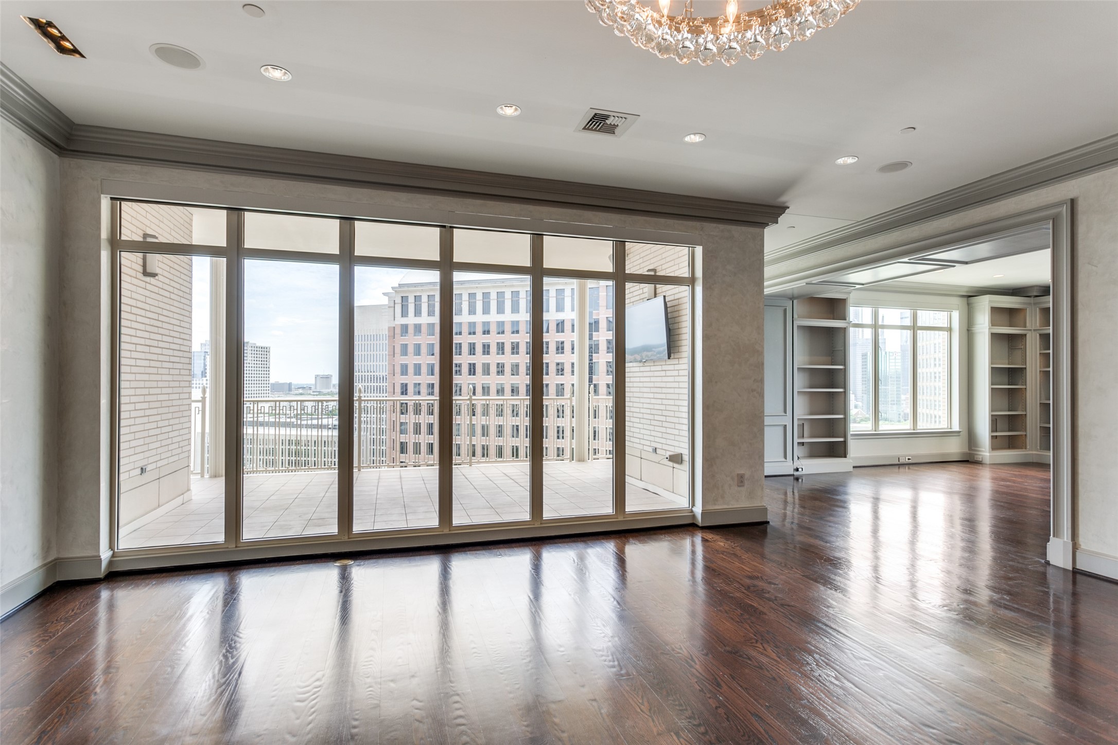 2525 N Pearl Street 1402