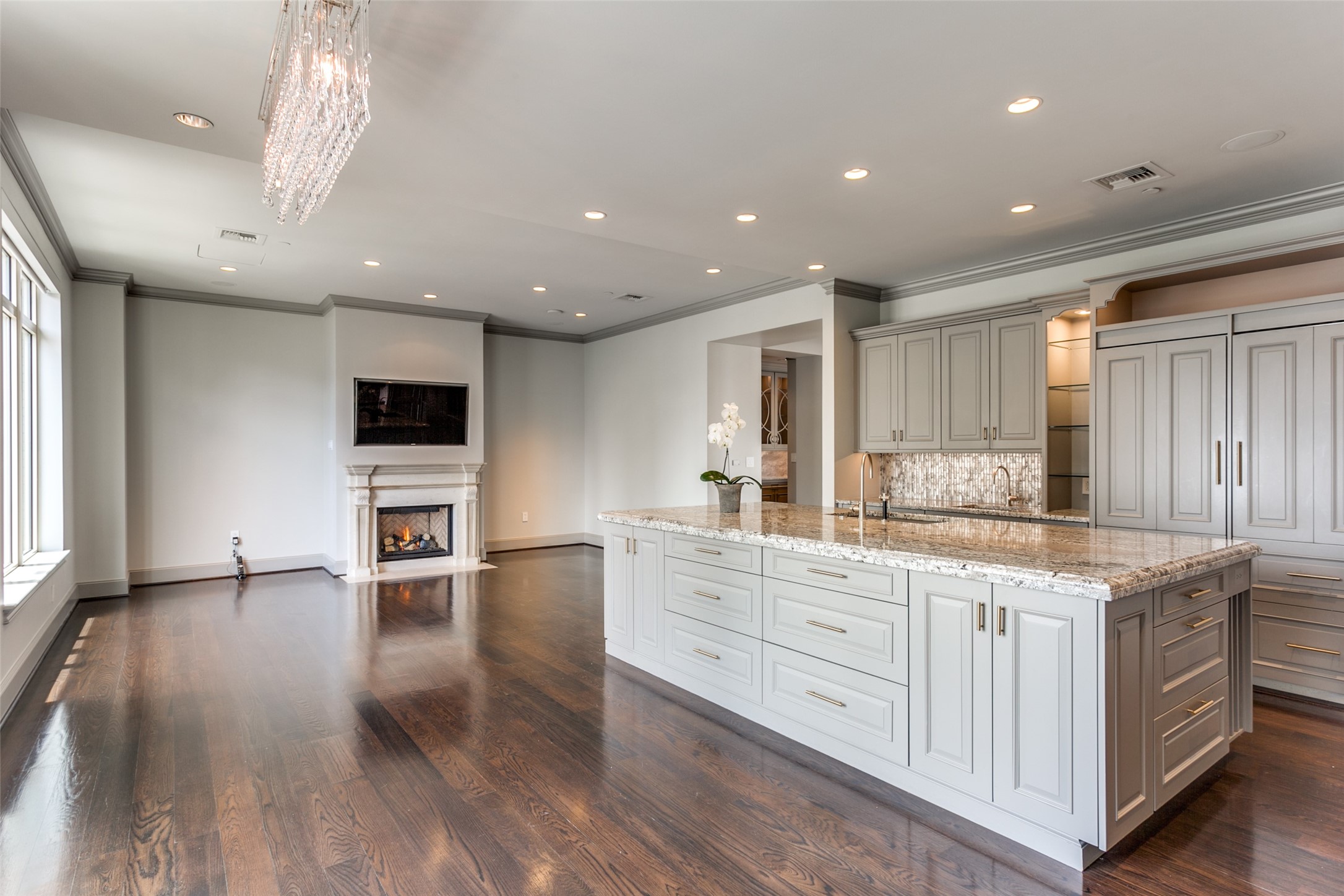 2525 N Pearl Street 1402
