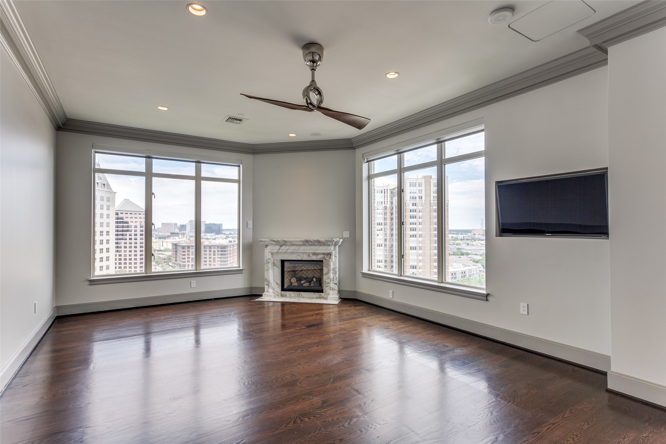 2525 N Pearl Street 1402