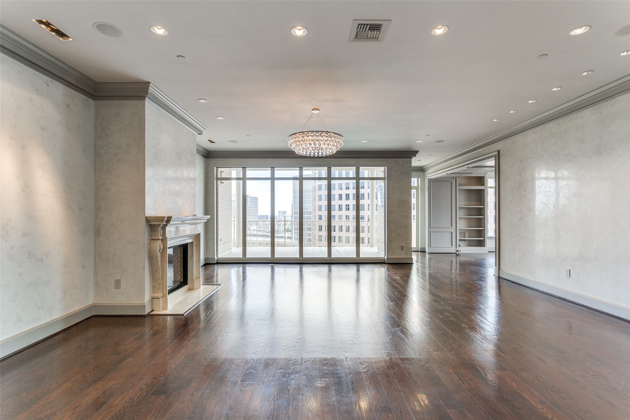 2525 N Pearl Street 1402