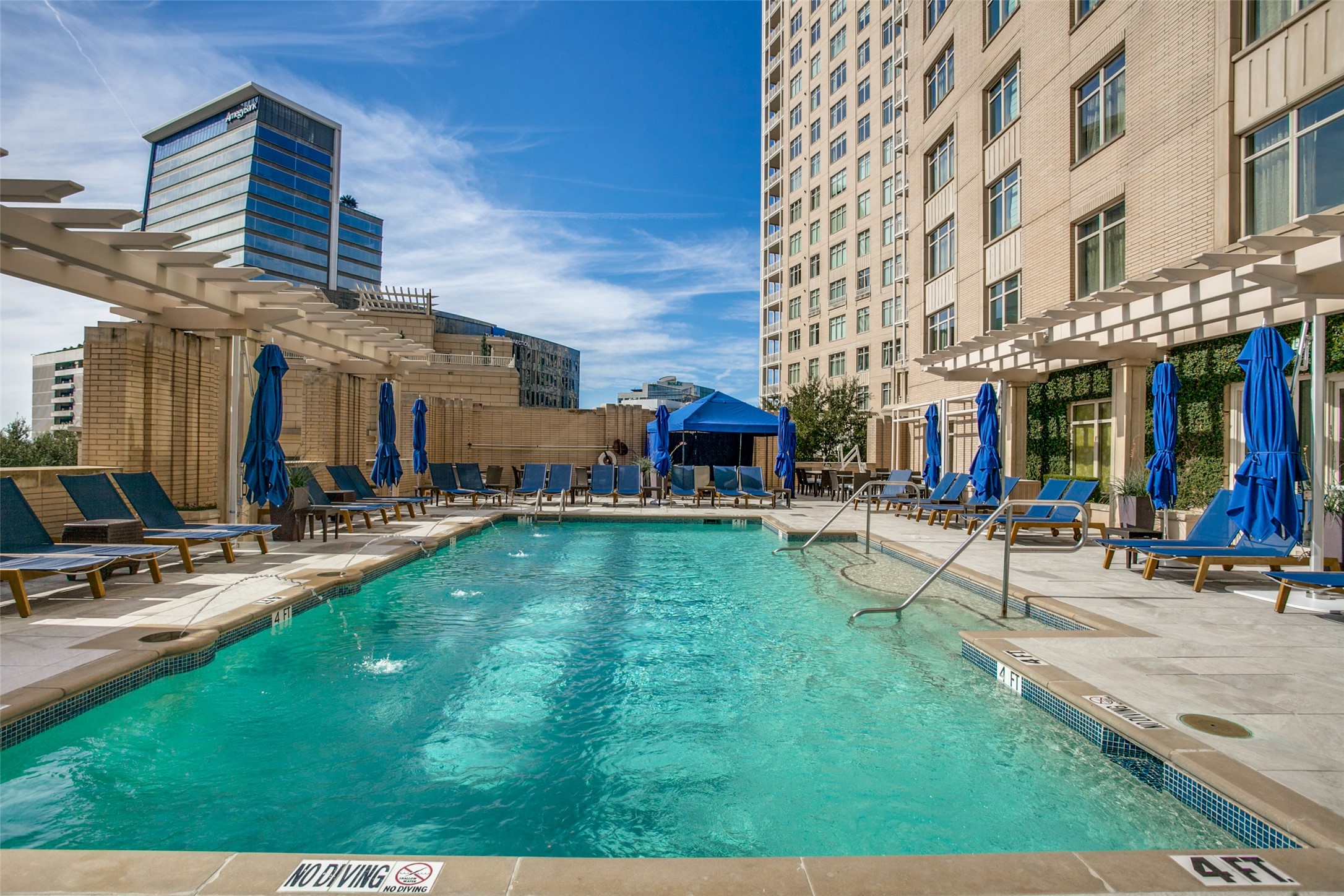 2525 N Pearl Street 1402