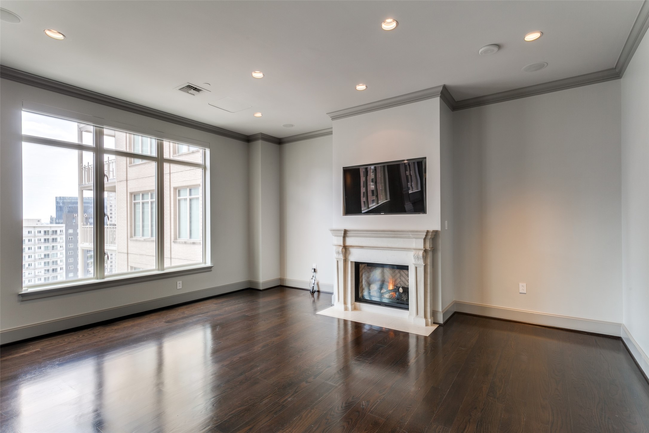 2525 N Pearl Street 1402