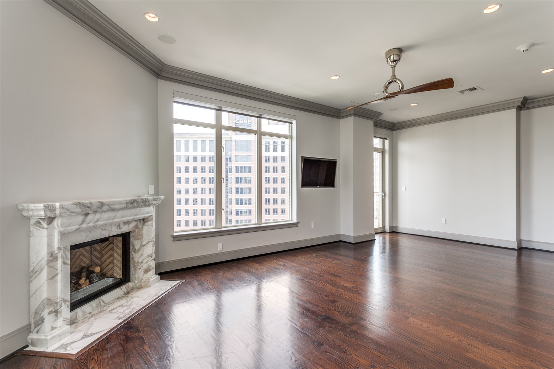 2525 N Pearl Street 1402