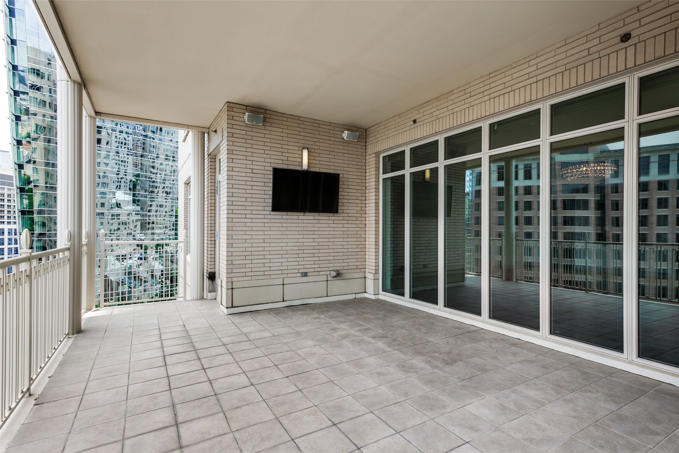 2525 N Pearl Street 1402