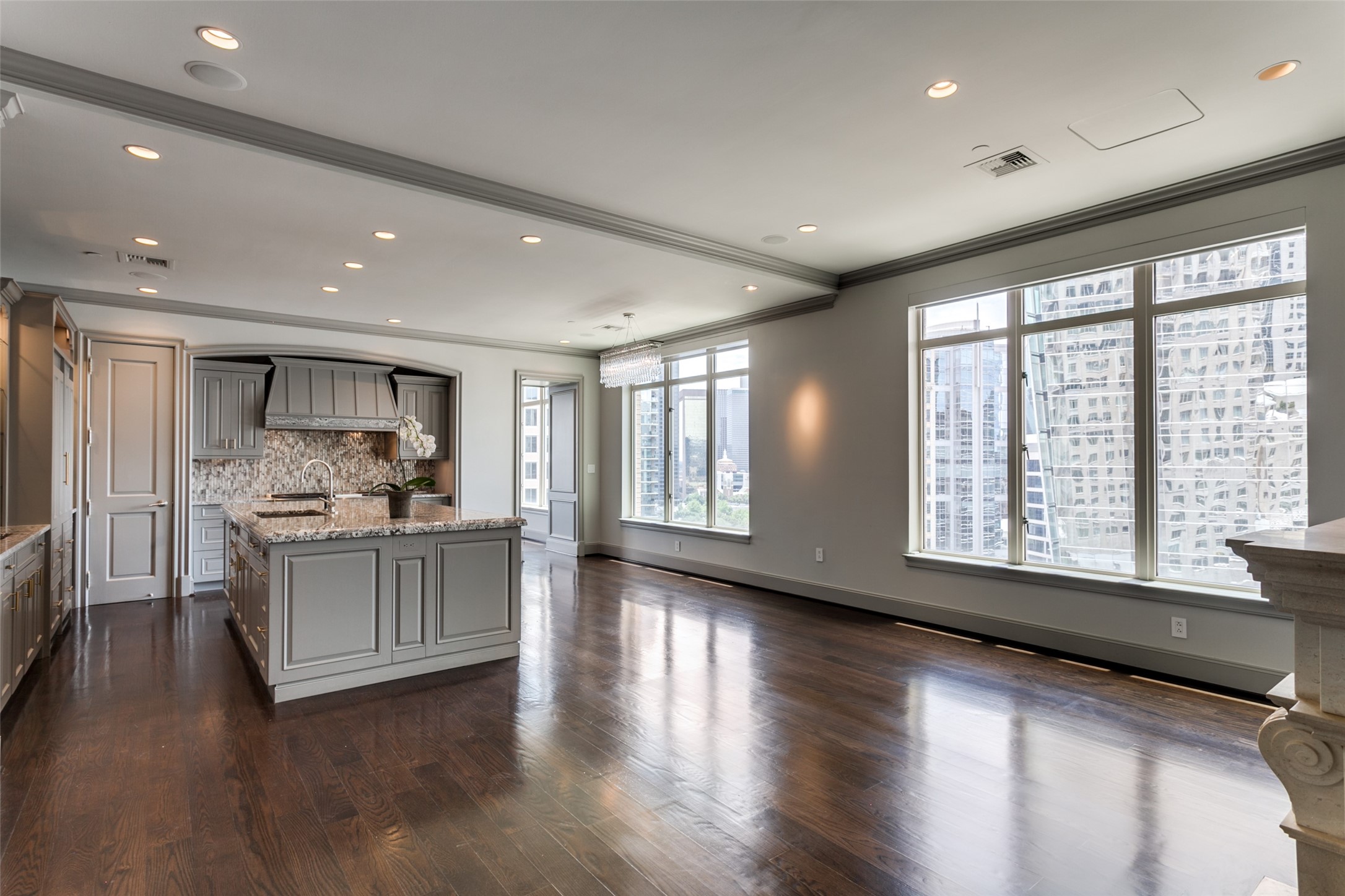 2525 N Pearl Street 1402