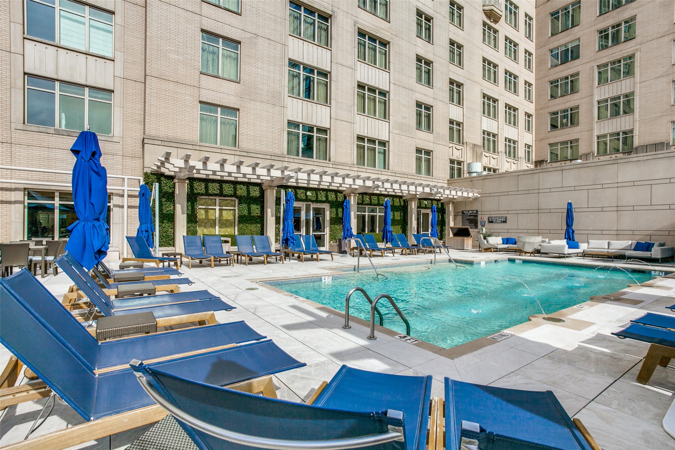 2525 N Pearl Street 1402