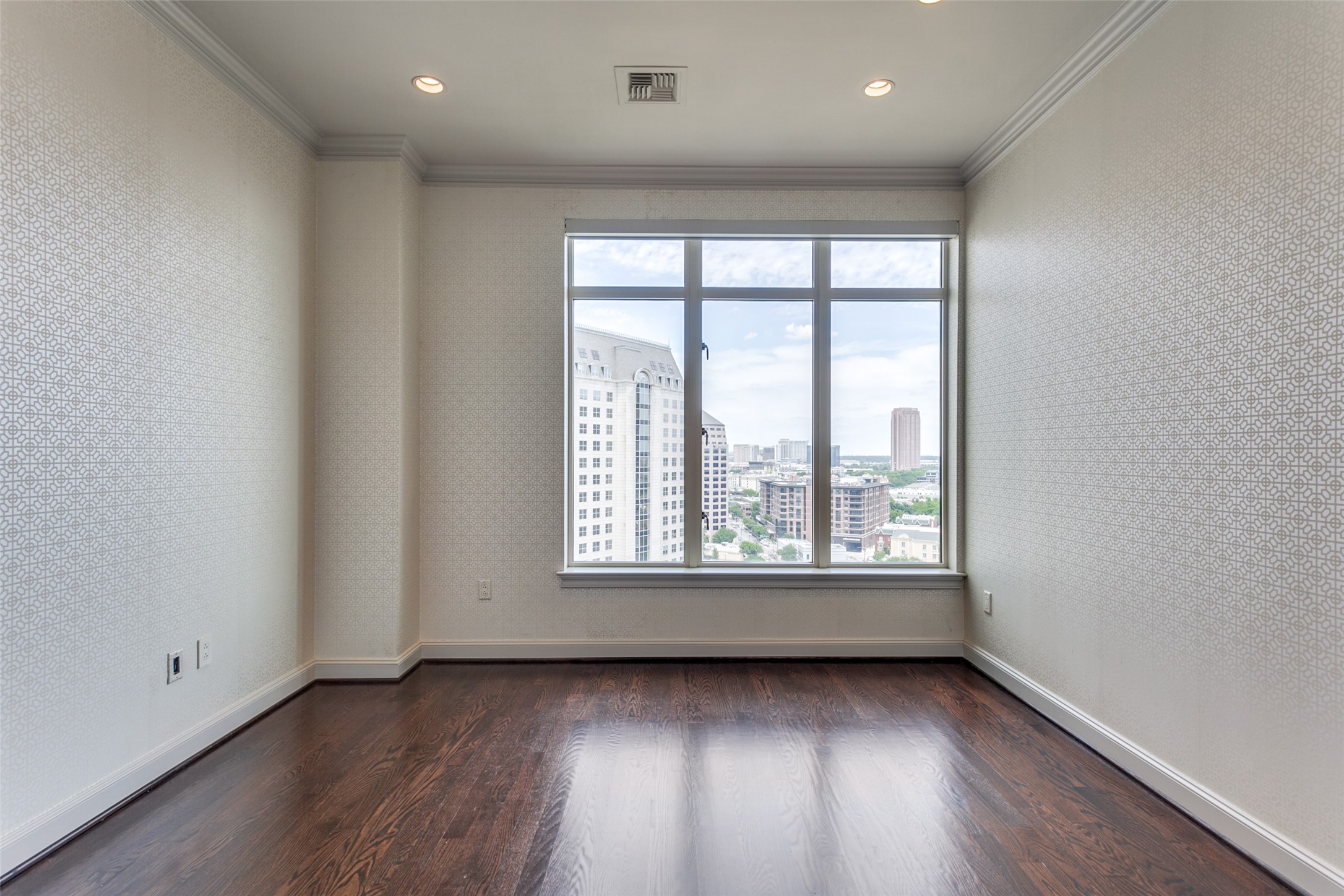 2525 N Pearl Street 1402