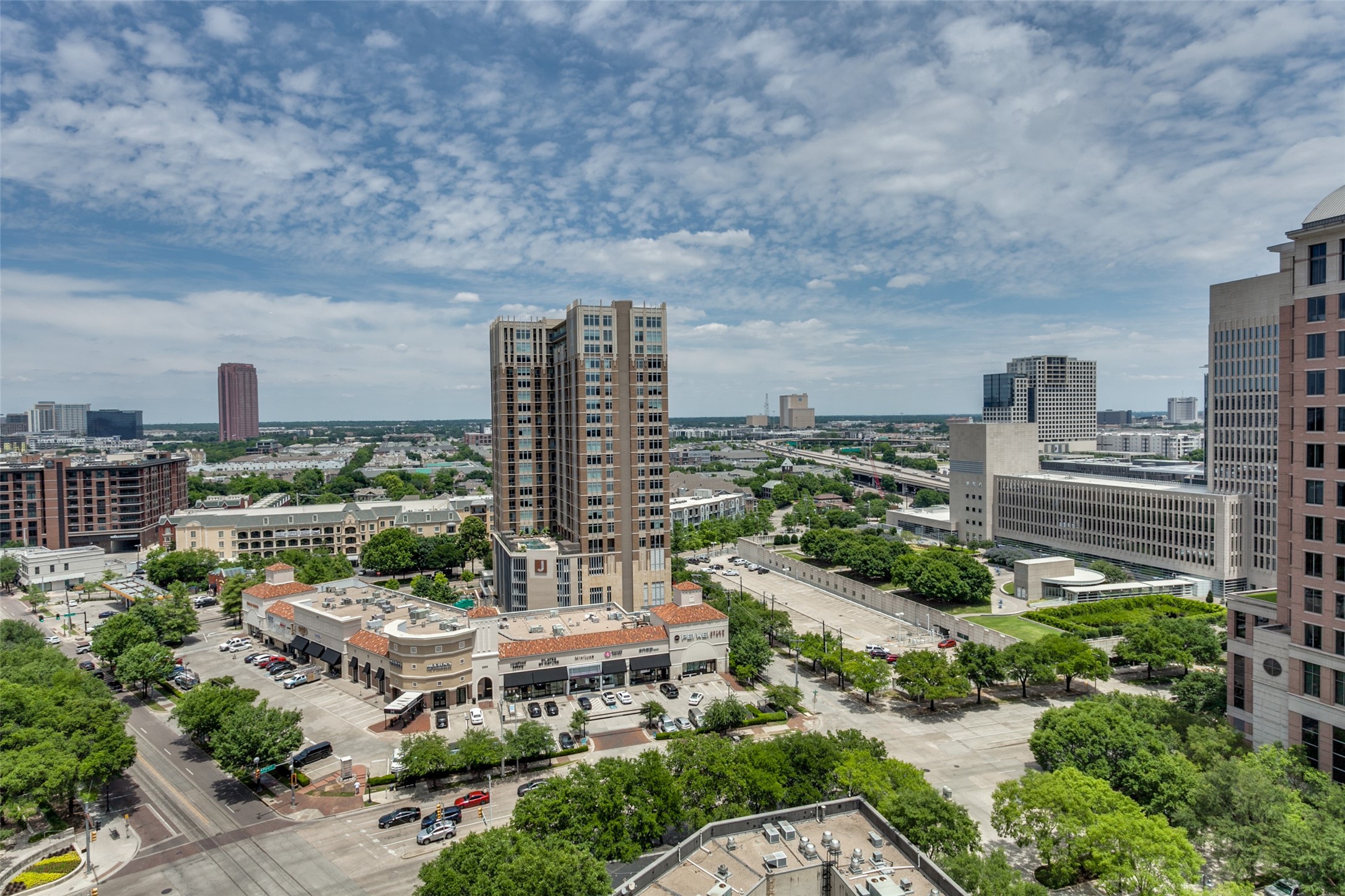 2525 N Pearl Street 1402