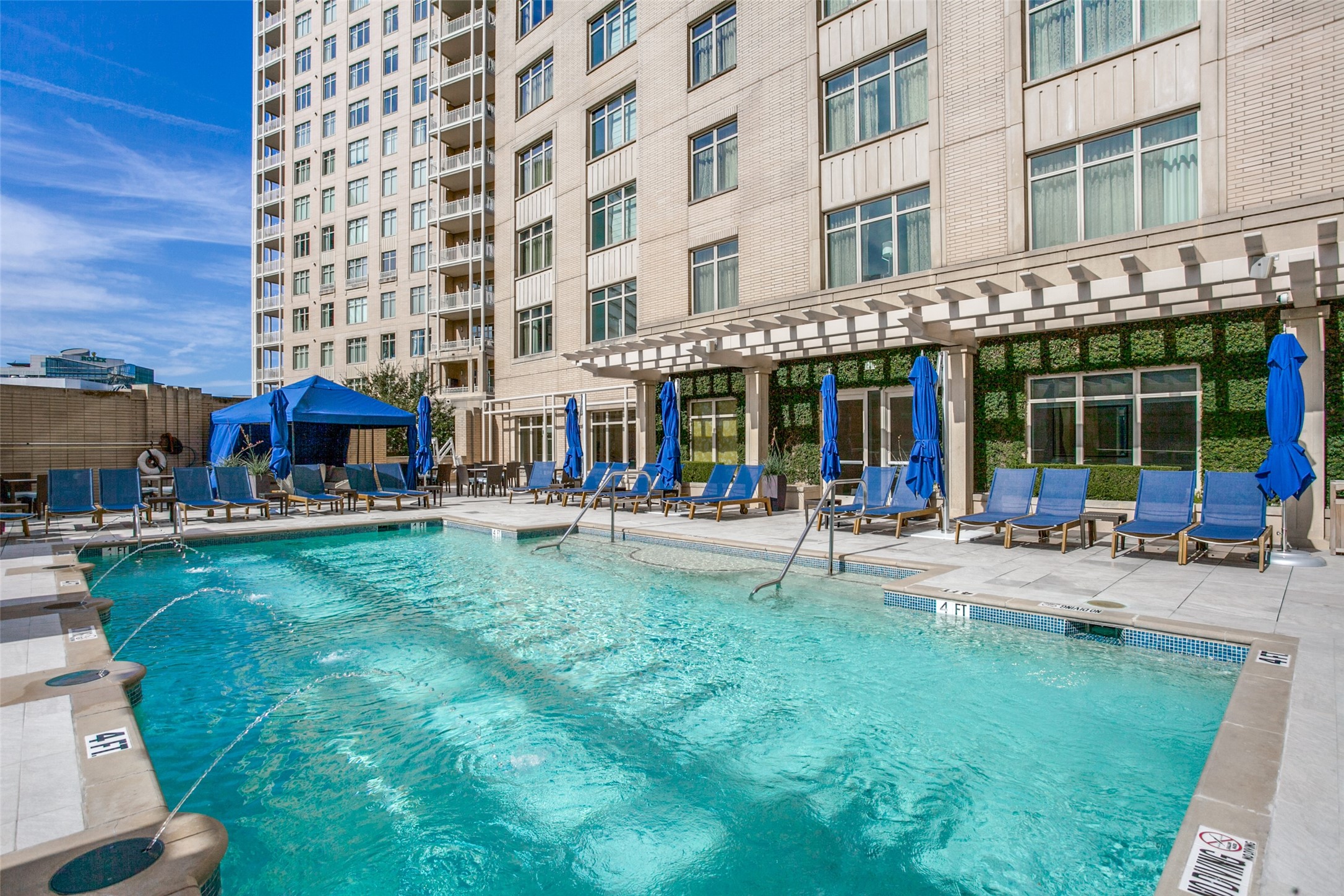 2525 N Pearl Street 1402
