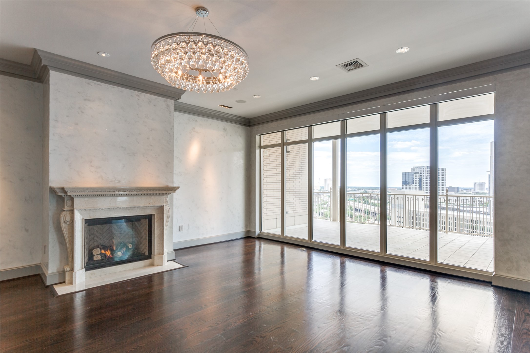 2525 N Pearl Street 1402