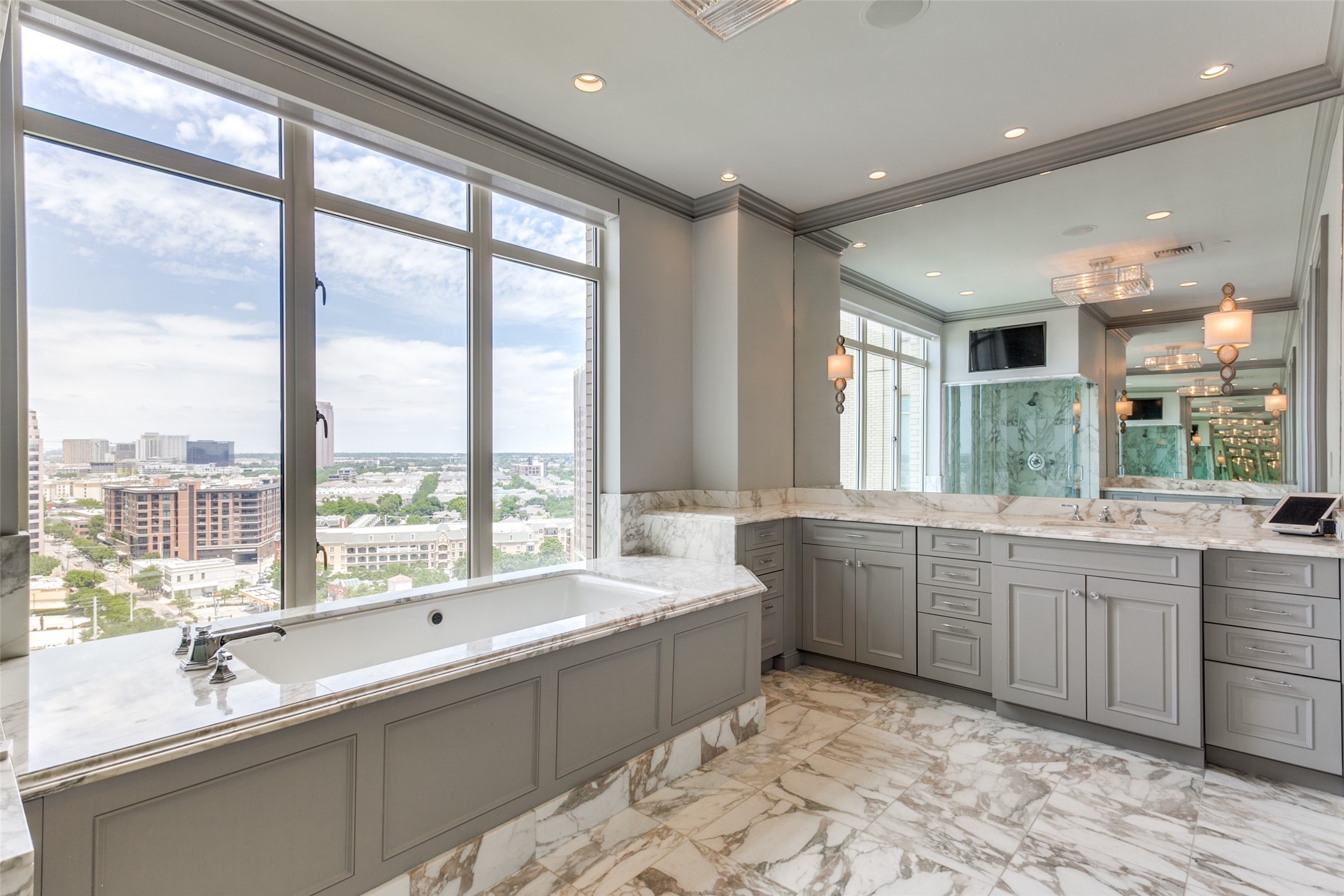 2525 N Pearl Street 1402