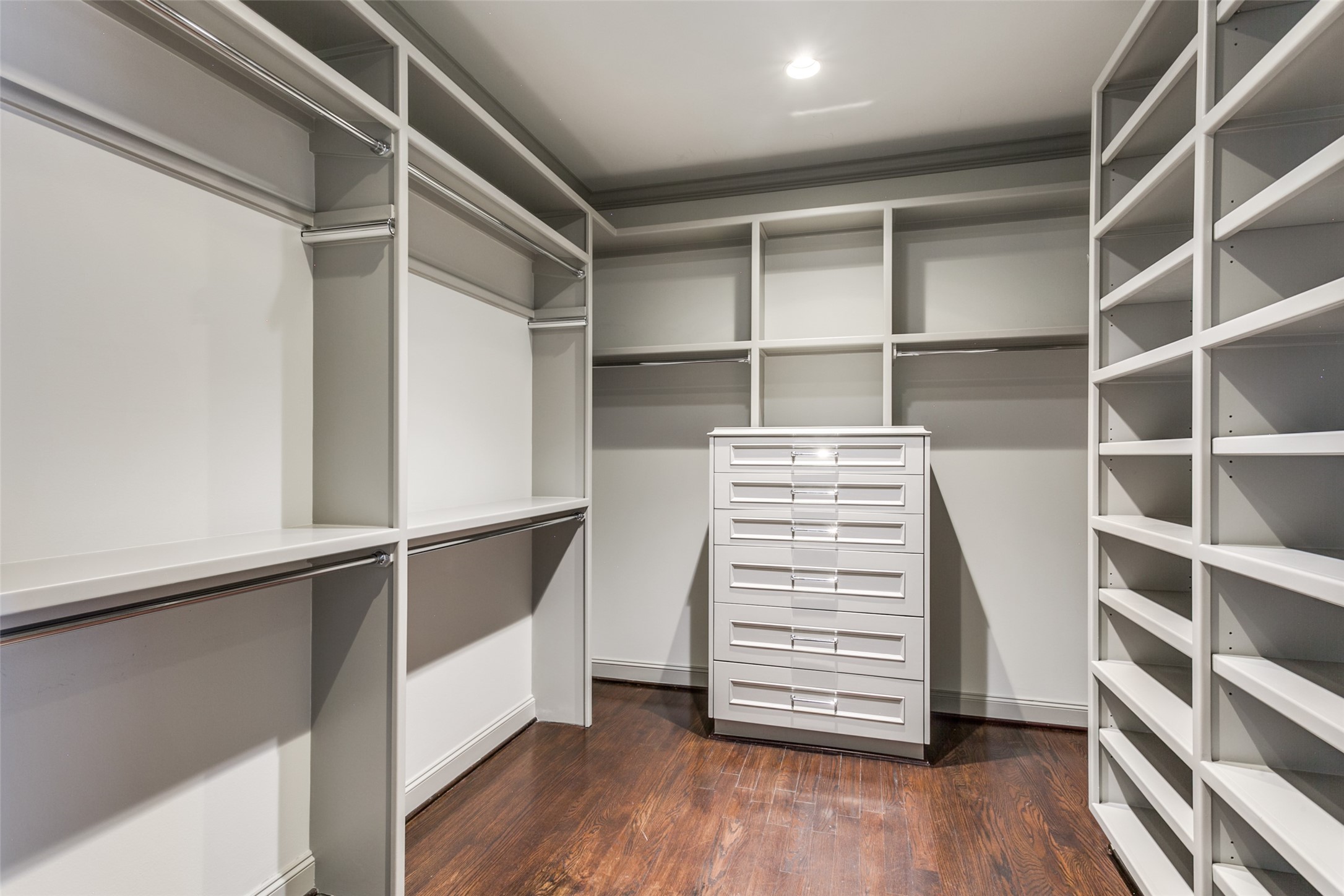 2525 N Pearl Street 1402