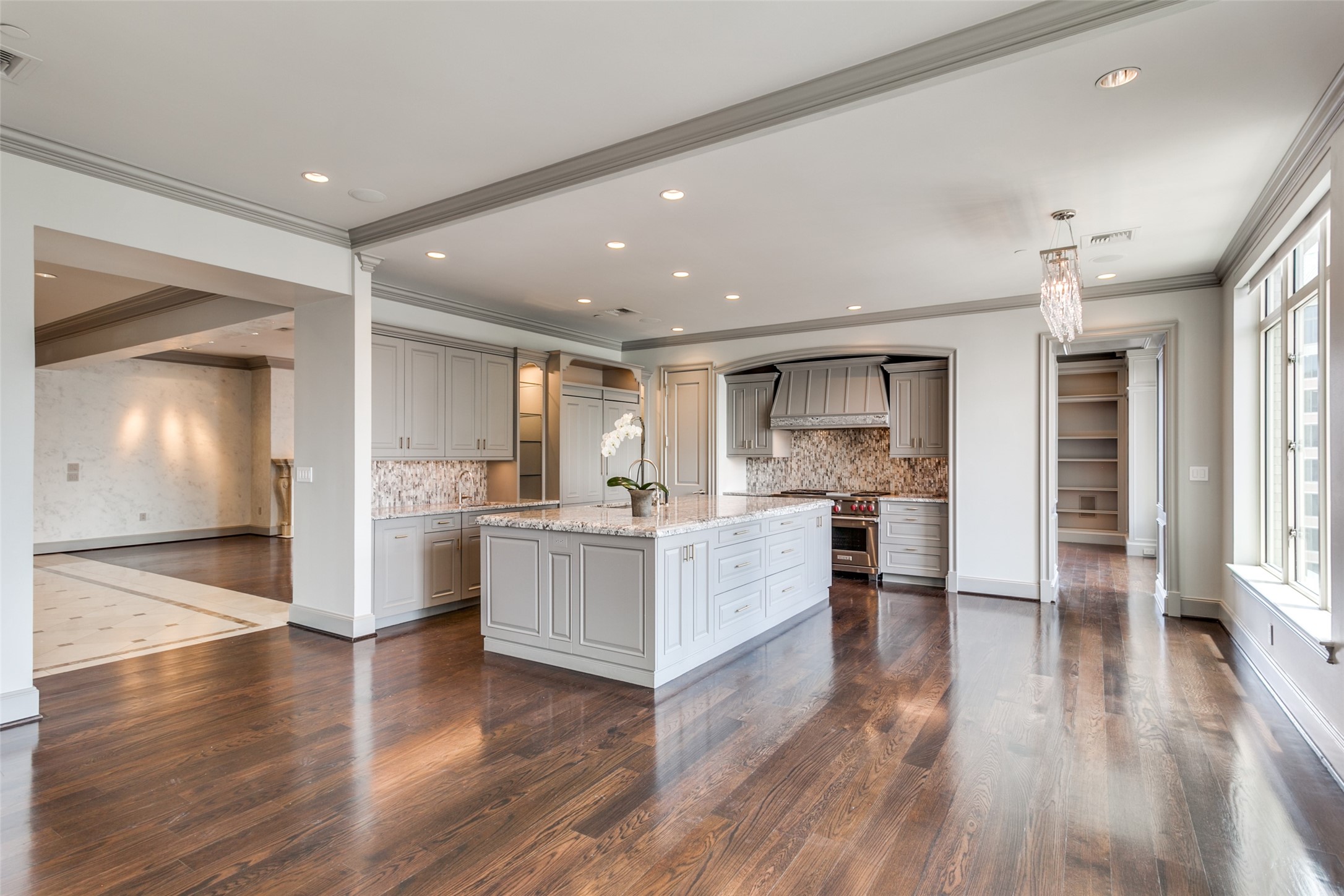 2525 N Pearl Street 1402