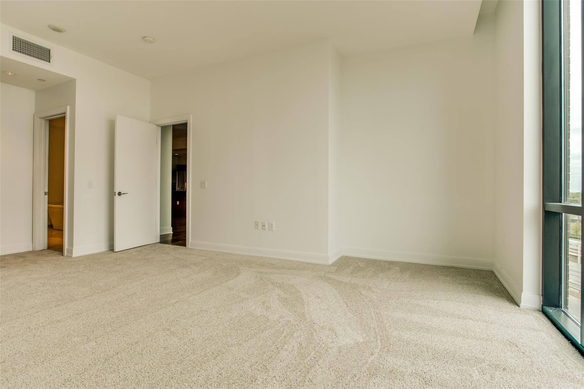 5656 N CENTRAL Expressway 502