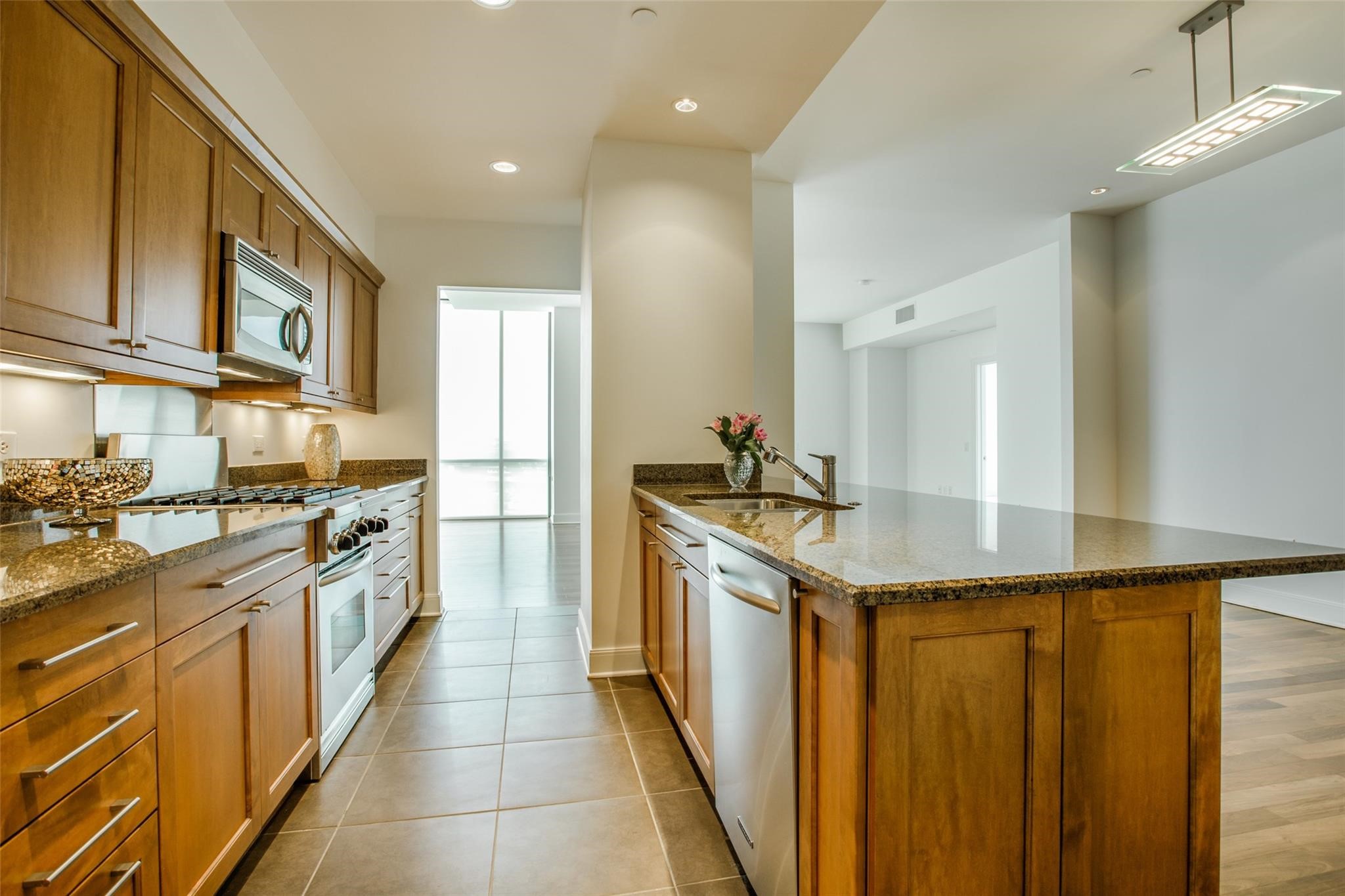 5656 N CENTRAL Expressway 502