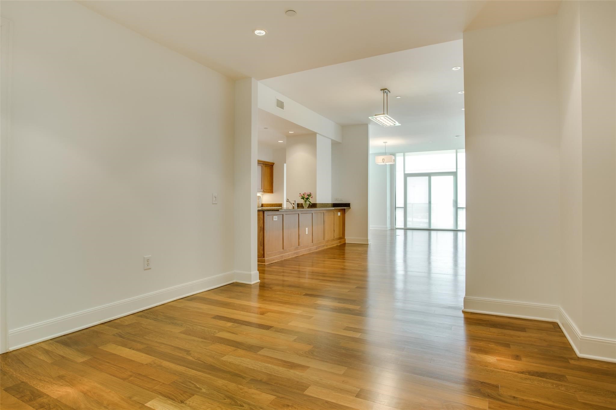 5656 N CENTRAL Expressway 502