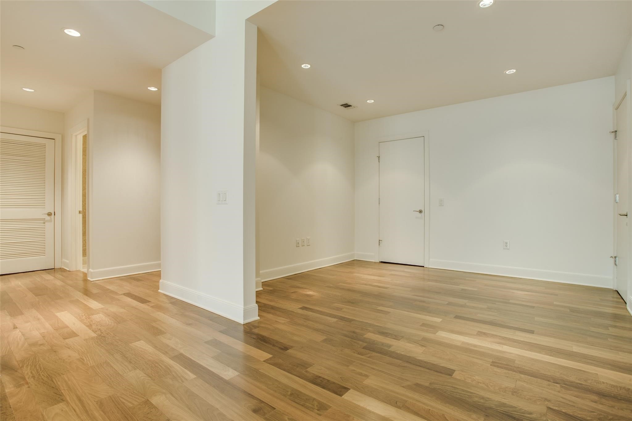5656 N CENTRAL Expressway 502
