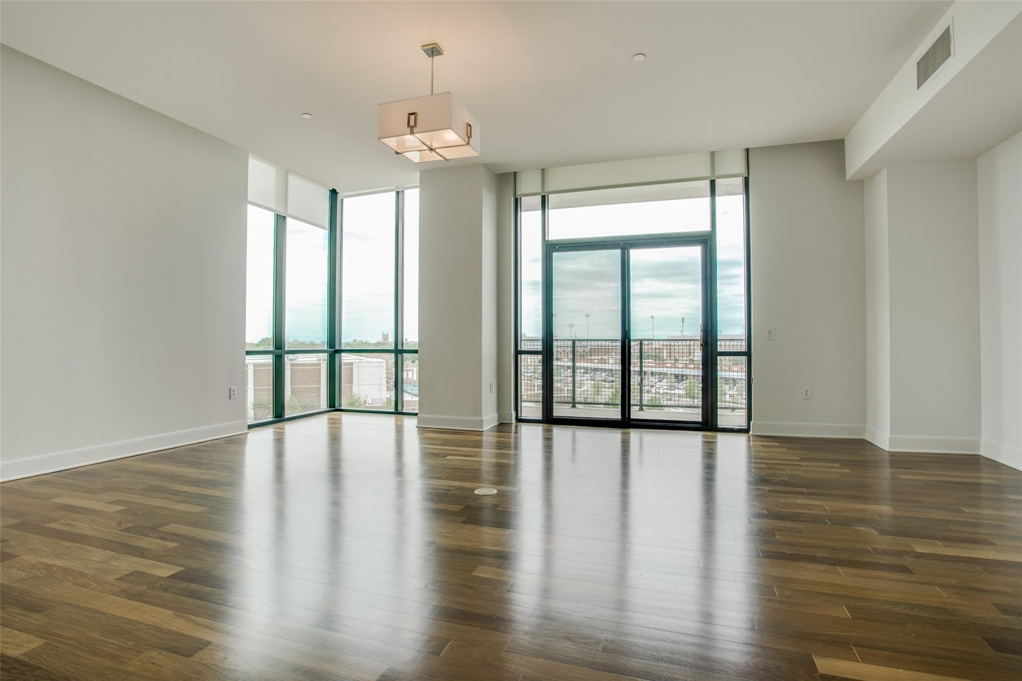 5656 N CENTRAL Expressway 502