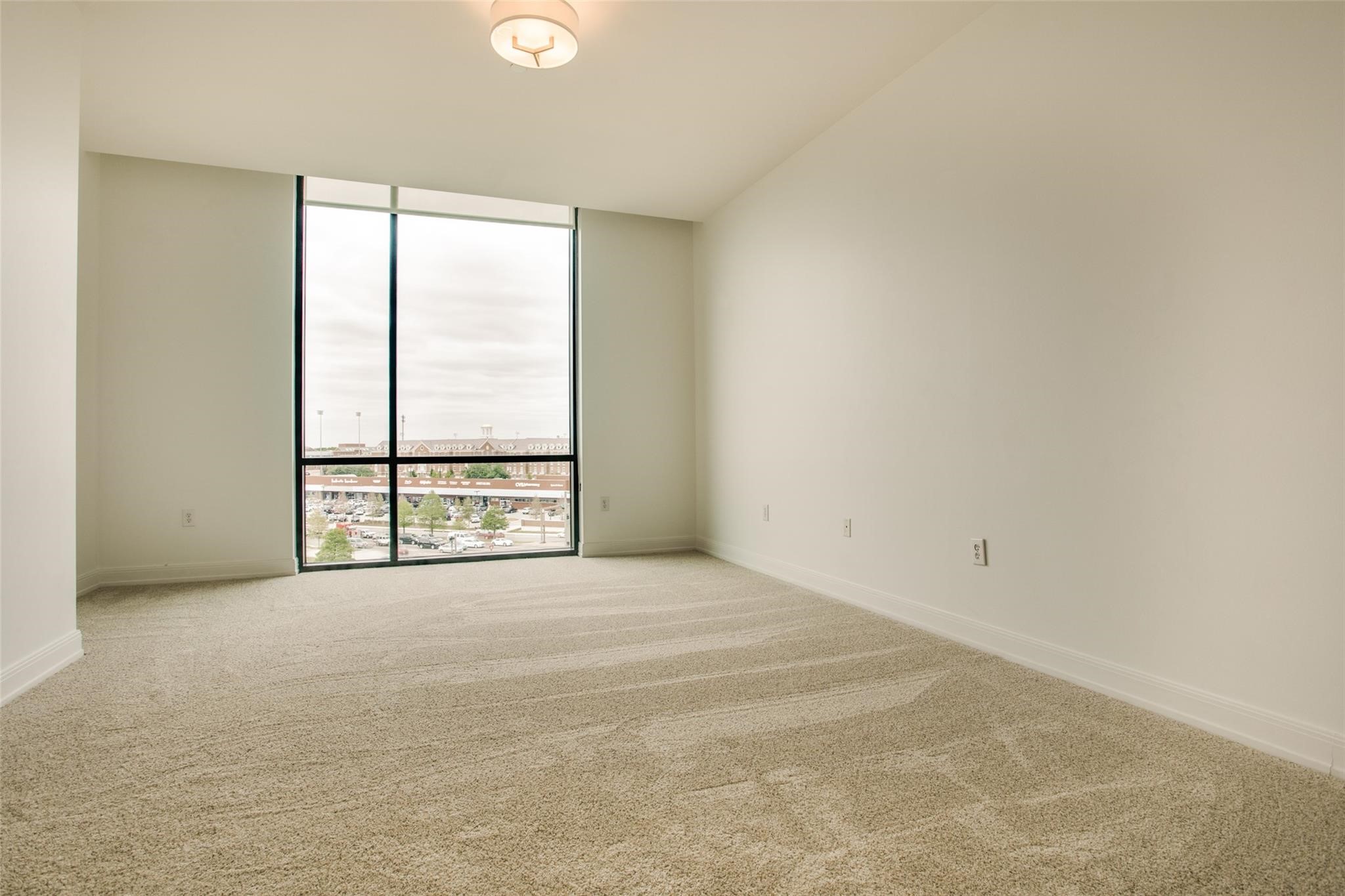 5656 N CENTRAL Expressway 502