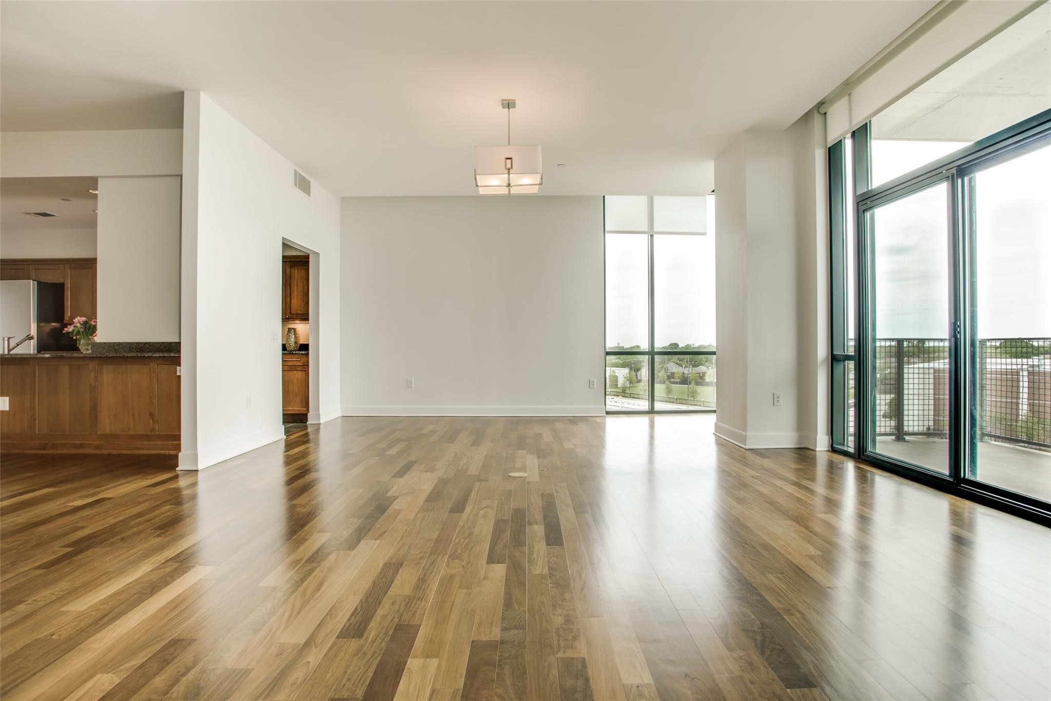 5656 N CENTRAL Expressway 502