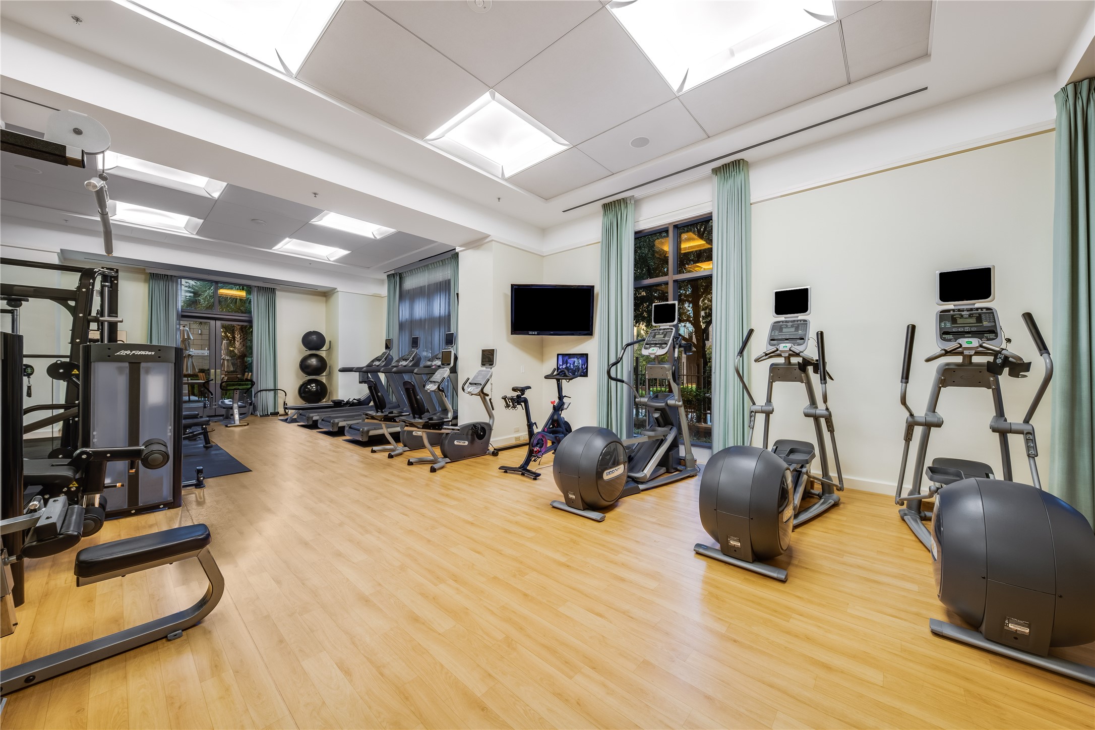2555 N PEARL Street 404