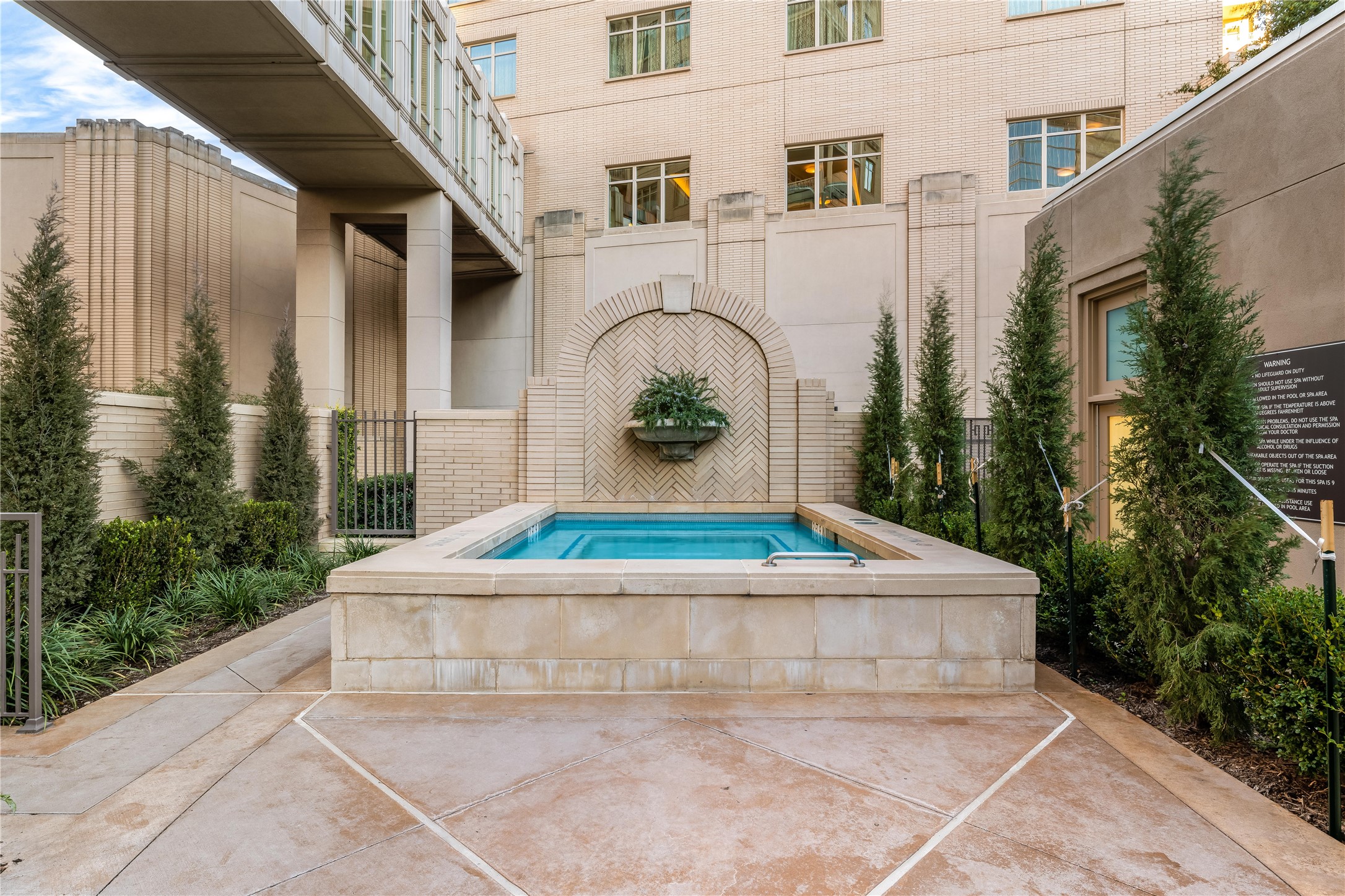 2555 N PEARL Street 404