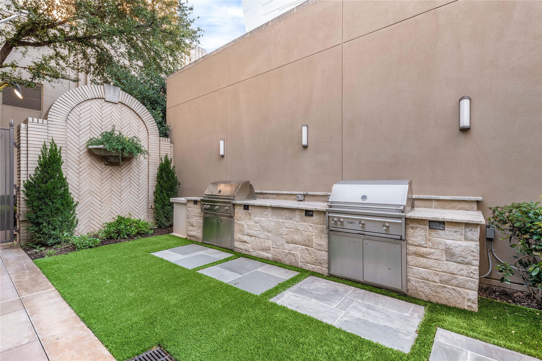 2555 N PEARL Street 404