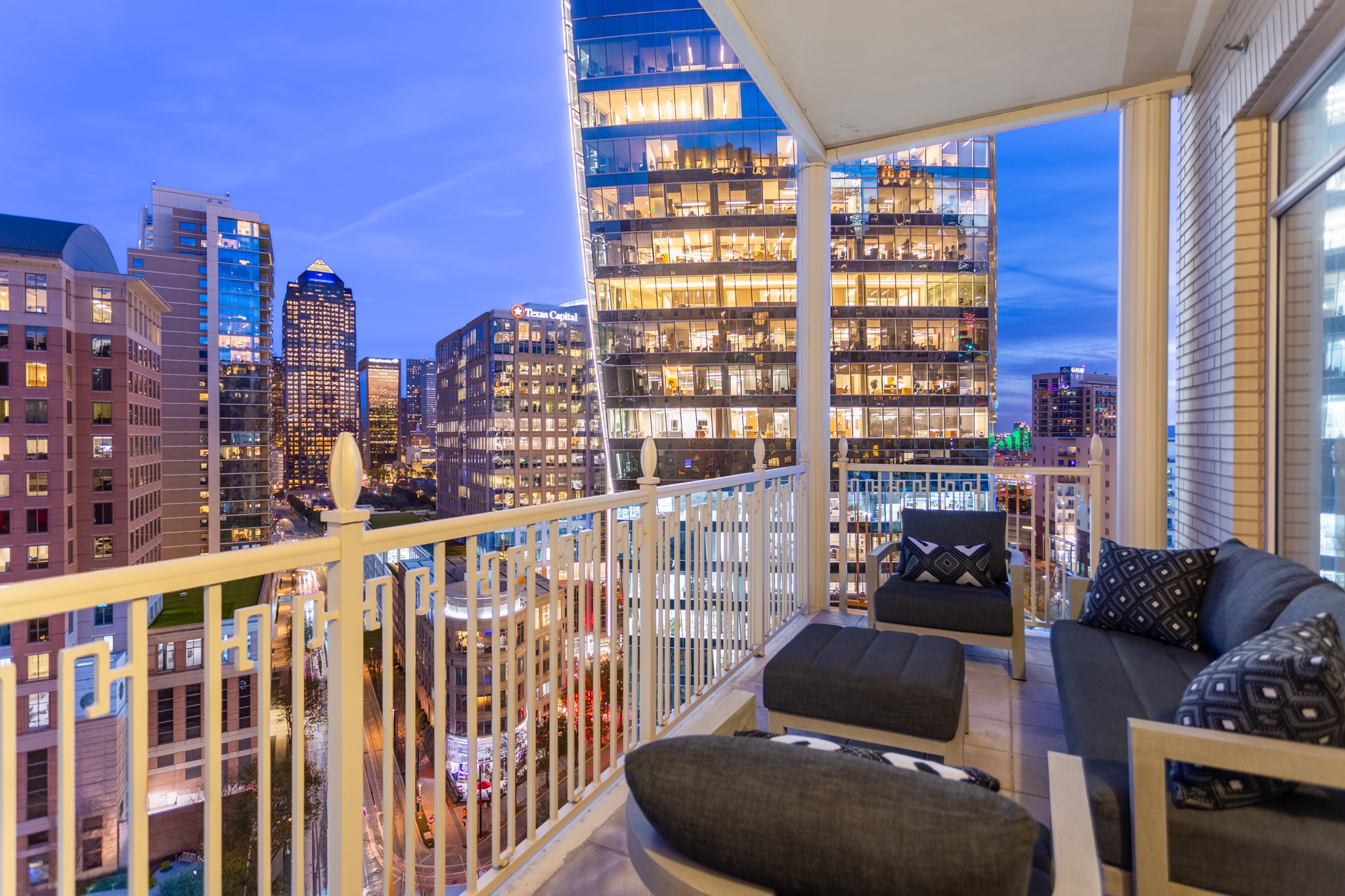 2525 N PEARL Street 1403