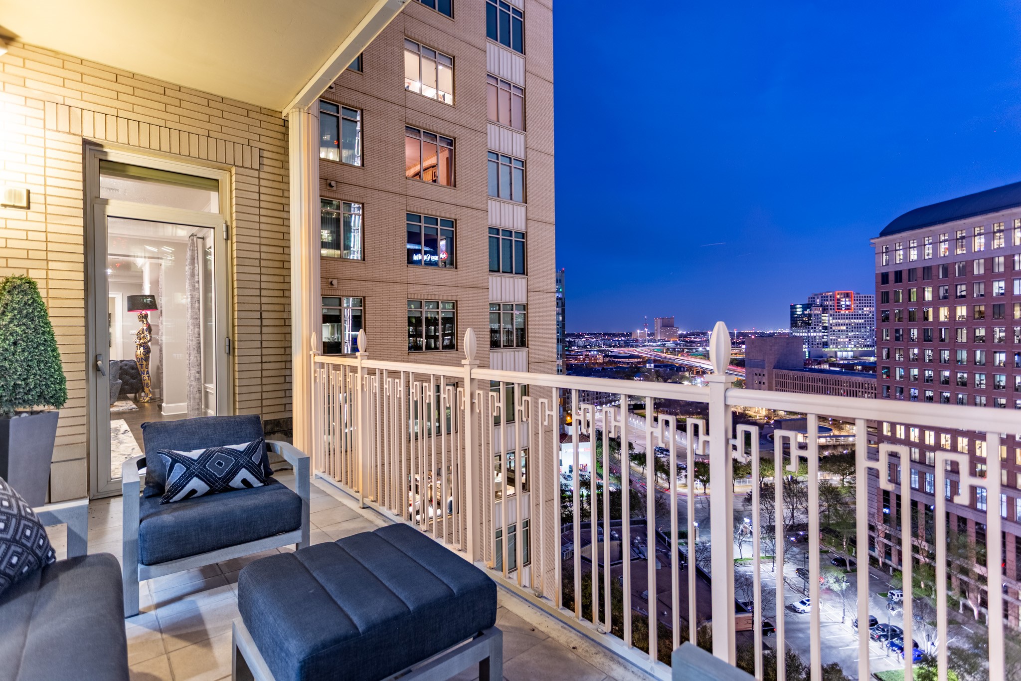 2525 N PEARL Street 1403