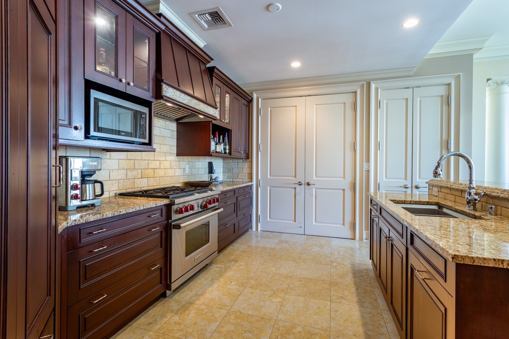 2525 N PEARL Street 1406