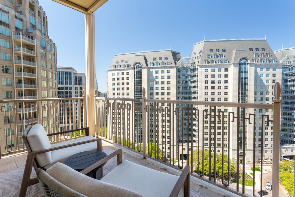2525 N PEARL Street 1406