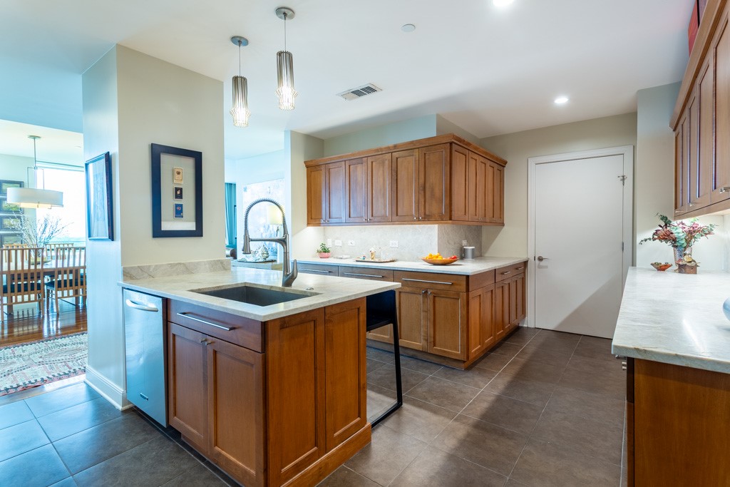 5656 N CENTRAL Expressway 605