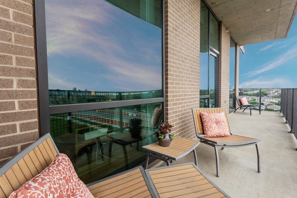 5656 N CENTRAL Expressway 605